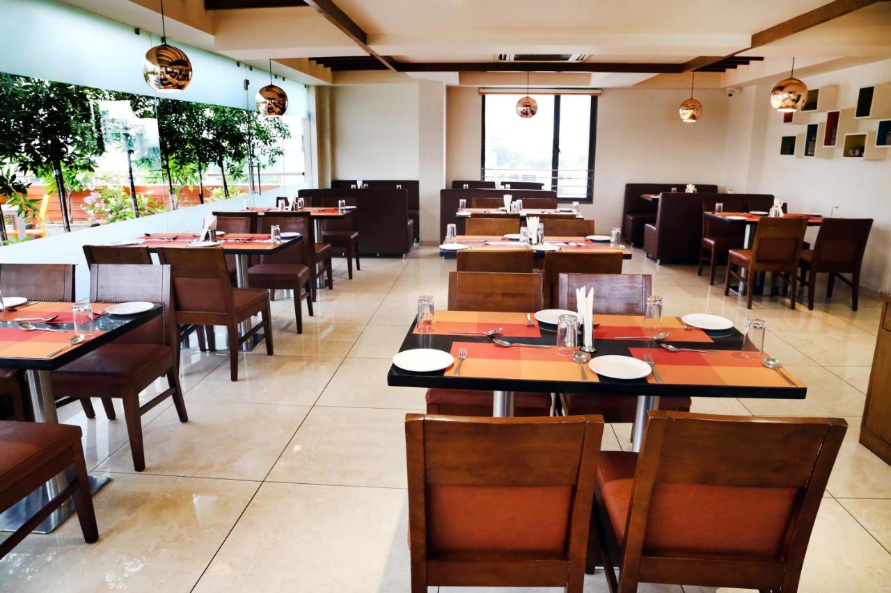 The Park Residency Hotell Ahmedabad Exteriör bild