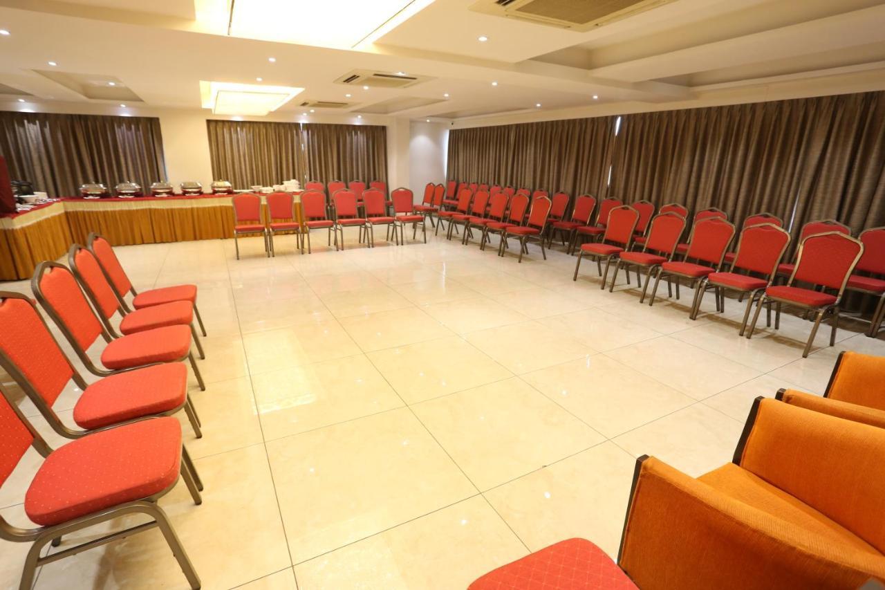 The Park Residency Hotell Ahmedabad Exteriör bild